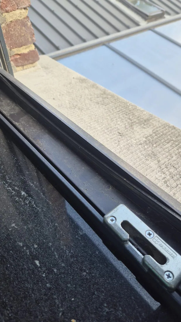 Détail de rail, seuil ou zone de guidage