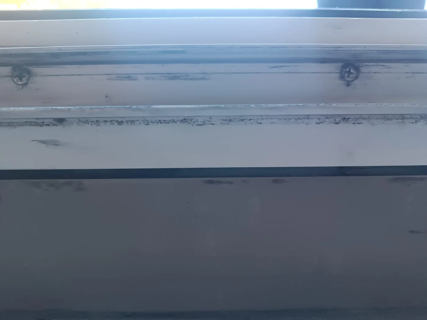 Détail de rail, seuil ou zone de guidage