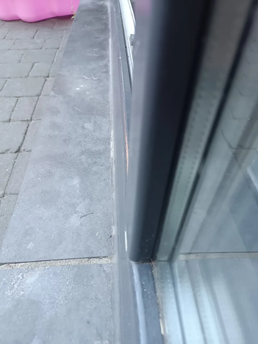 Détail de rail, seuil ou zone de guidage