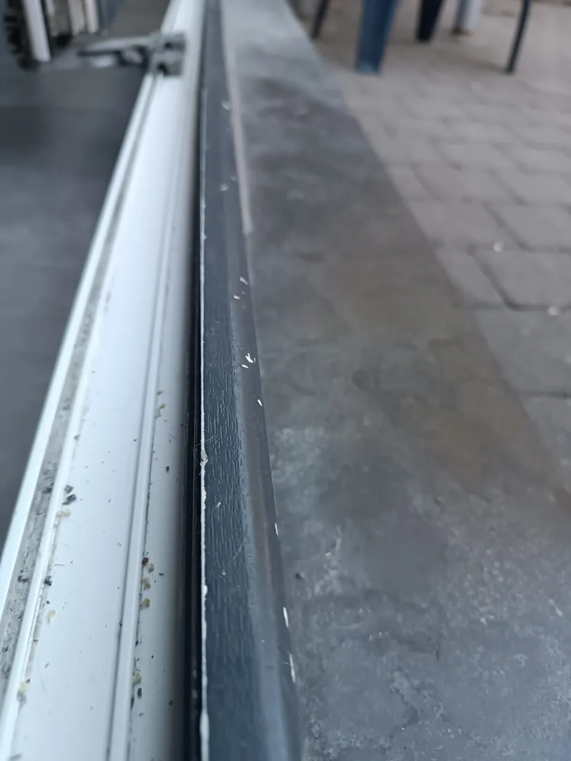 Détail de rail, seuil ou zone de guidage