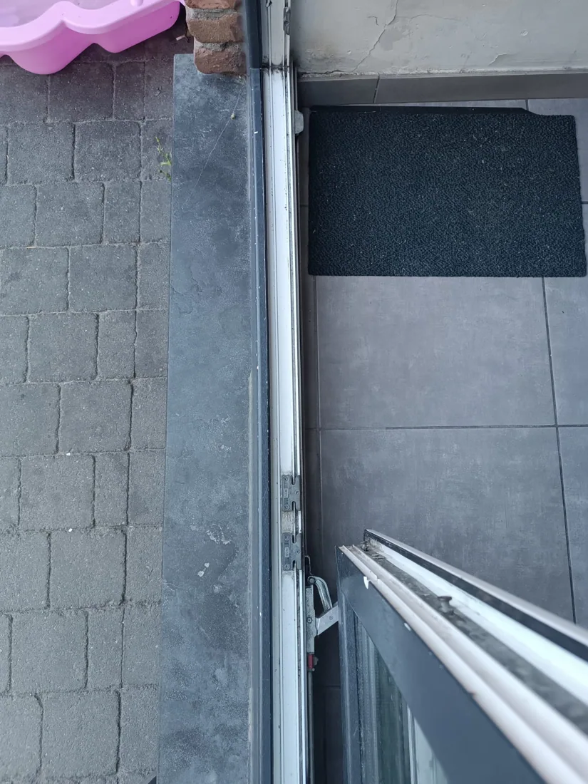 Détail de rail, seuil ou zone de guidage