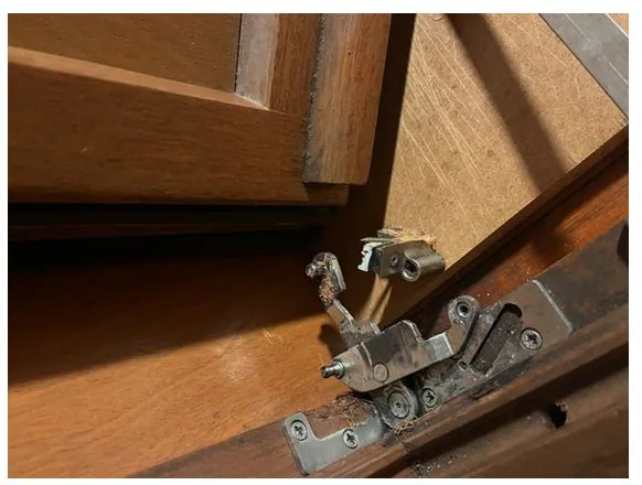 Ouvrant et éléments de quincaillerie à identifier