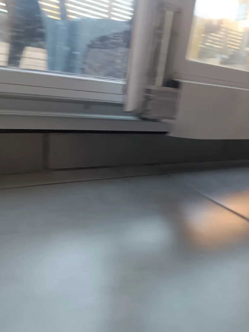Menuiserie et zone de contact avec le dormant