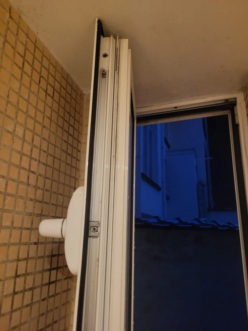 Menuiserie et zone de contact avec le dormant