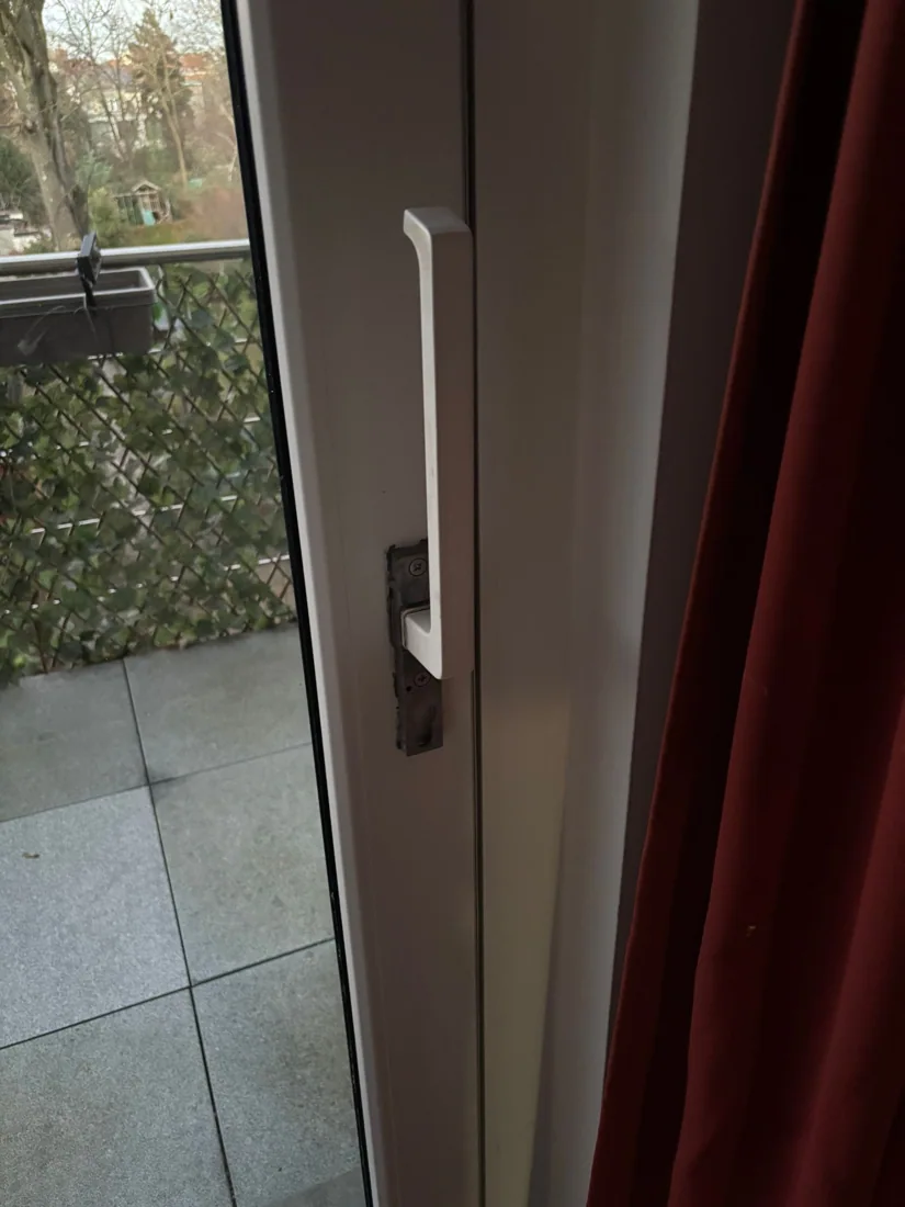 Menuiserie et zone de contact avec le dormant