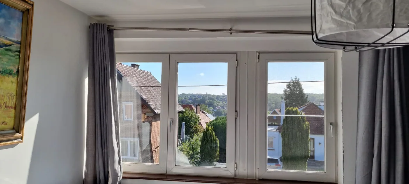 Vue de vitrage et de châssis à examiner