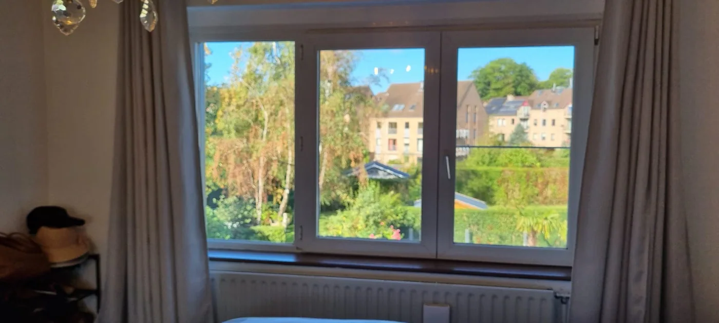 Vue de vitrage et de châssis à examiner