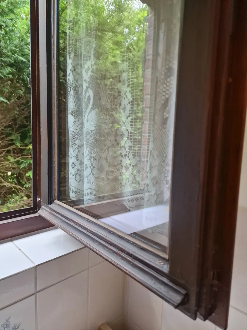 Vue de vitrage et de châssis à examiner