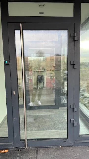 Vue de vitrage et de châssis à examiner