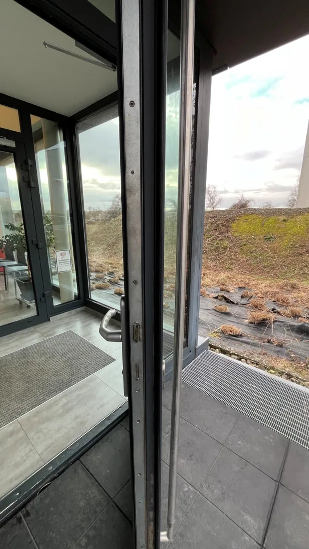 Vue de vitrage et de châssis à examiner