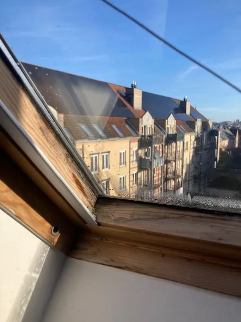 Vue de vitrage et de châssis à examiner