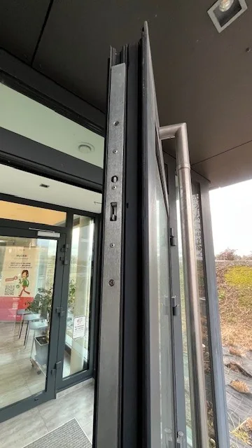 Vue de vitrage et de châssis à examiner
