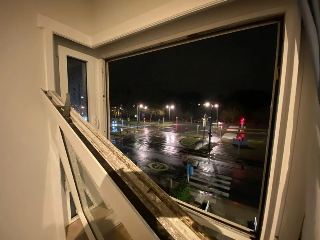 Vue de vitrage et de châssis à examiner