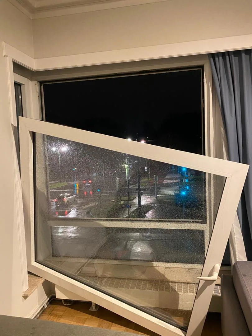 Vue de vitrage et de châssis à examiner