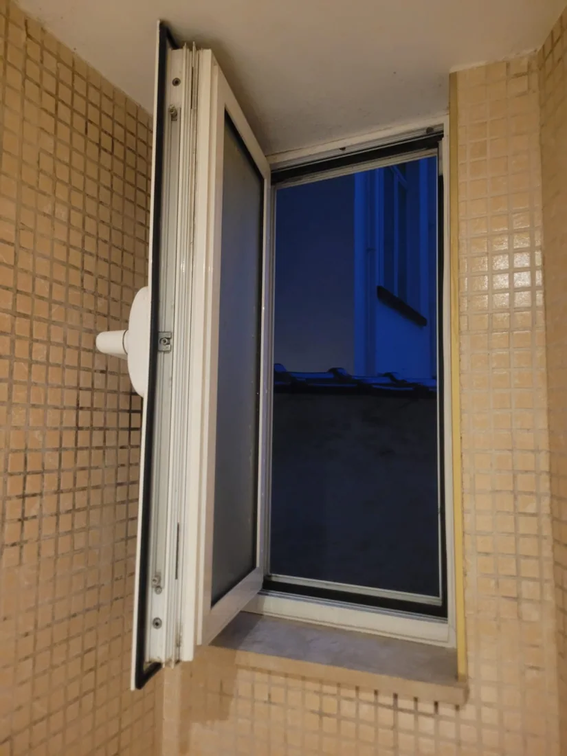 Vue de vitrage et de châssis à examiner