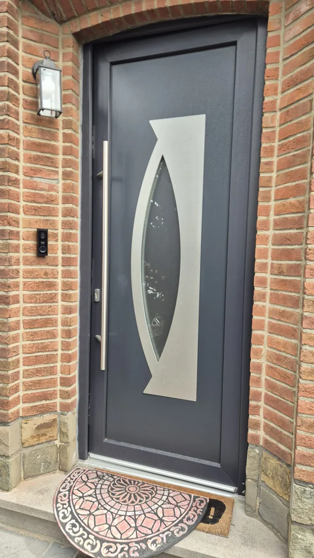 Volet, porte ou équipement associé à la baie